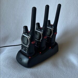 Motorola K7GEM1000 Walkie Talkies (3) w/ Charging Station